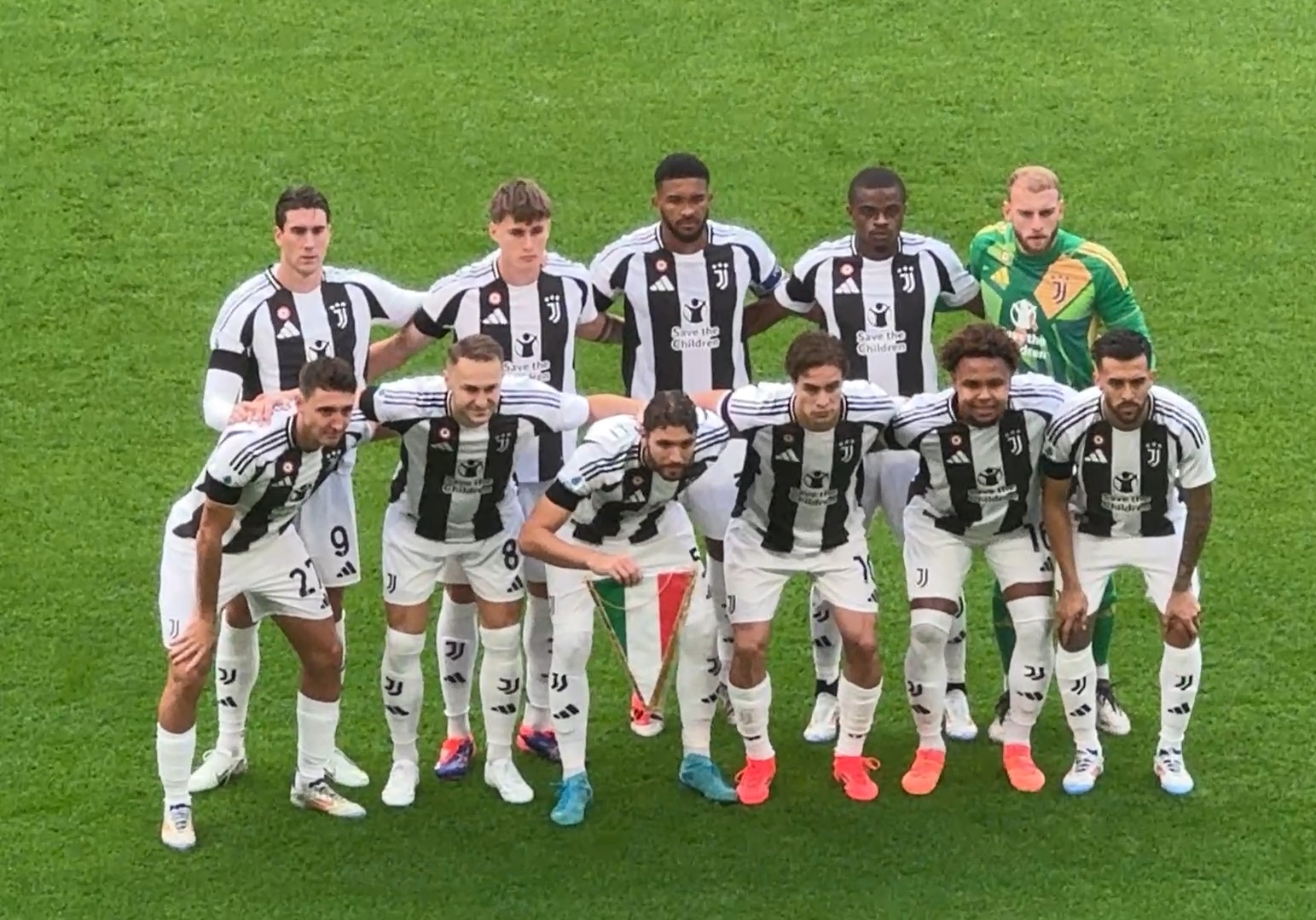 西班牙足协宣传反家暴：面对家庭暴力，直接出示红牌（西班牙足协发起反家暴倡议：对家庭暴力亮出红牌）