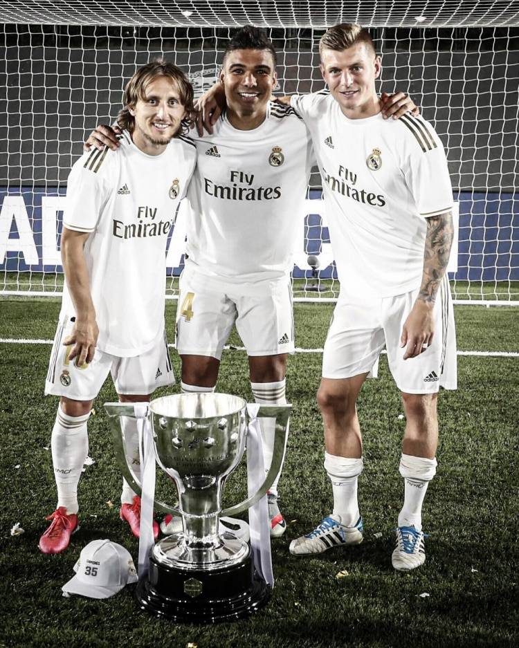 阿根廷队2026年世界杯球衣：经典蓝白条纹+黑色三道杠配饰（2026世界杯阿根廷球衣曝光：经典蓝白条纹配黑色三道杠点缀）