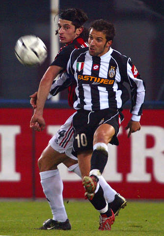 球员暖心动作感动全场（球员贴心举动温暖全场）