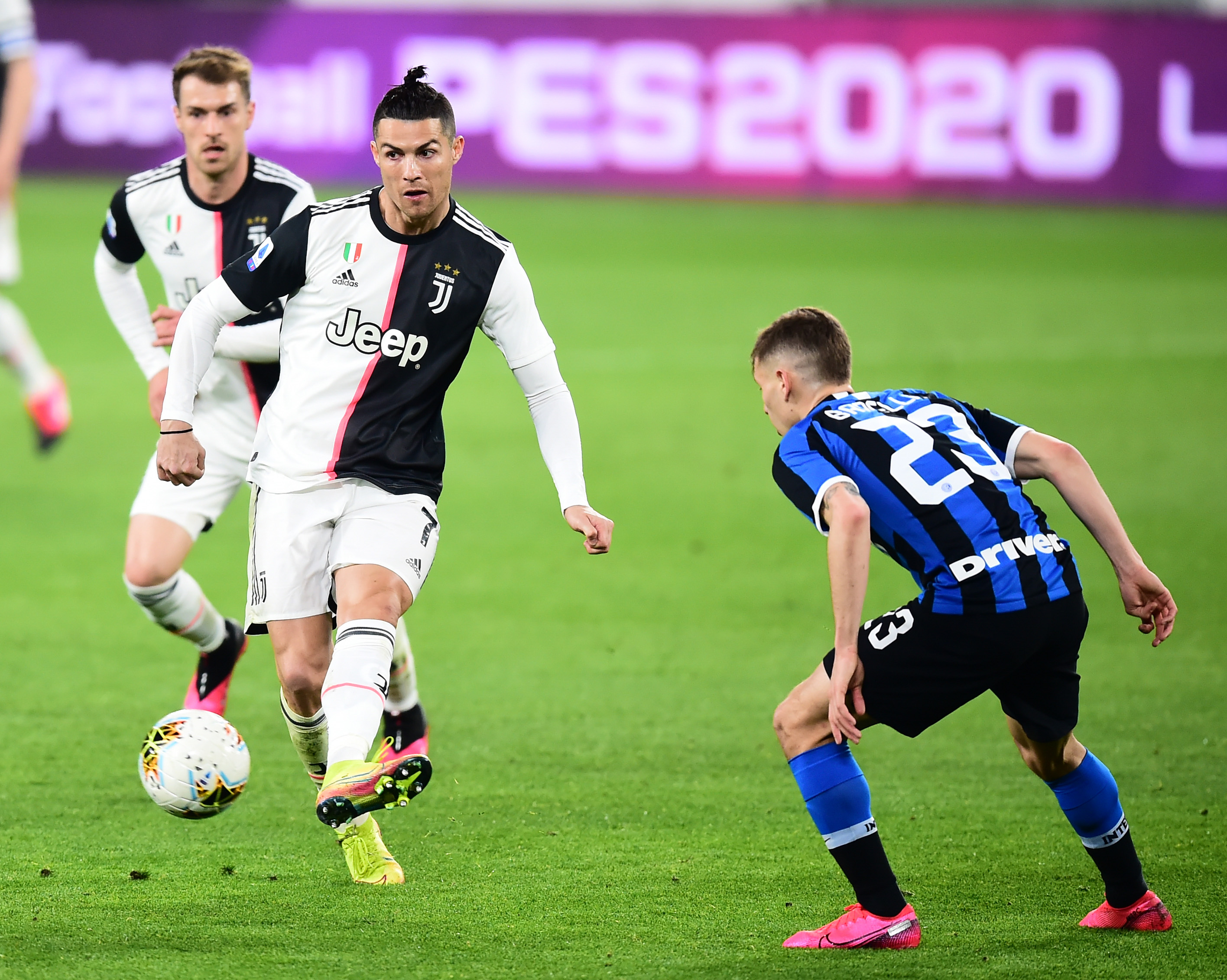 韩媒：韩足协要求蔚山HD对申台龙涉嫌殴打球员一事展开调查（韩媒：韩足协促蔚山HD就申台龙涉嫌殴打球员一事启动调查）