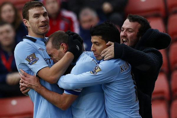 曼联主场4比1大胜狼队，B费梅开二度，姆贝莫、芒特破门，终结对手不胜纪录，升至第六。（曼联主场4-1横扫狼队：B费双响，姆贝莫、芒特建功，终结对手不胜纪录，升至第六位）