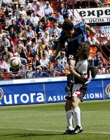 库蒂尼奥为小儿子庆祝生日，一家人身穿他效力过球队的球衣（库蒂尼奥为幼子庆生，全家穿上他昔日效力球队的球衣）